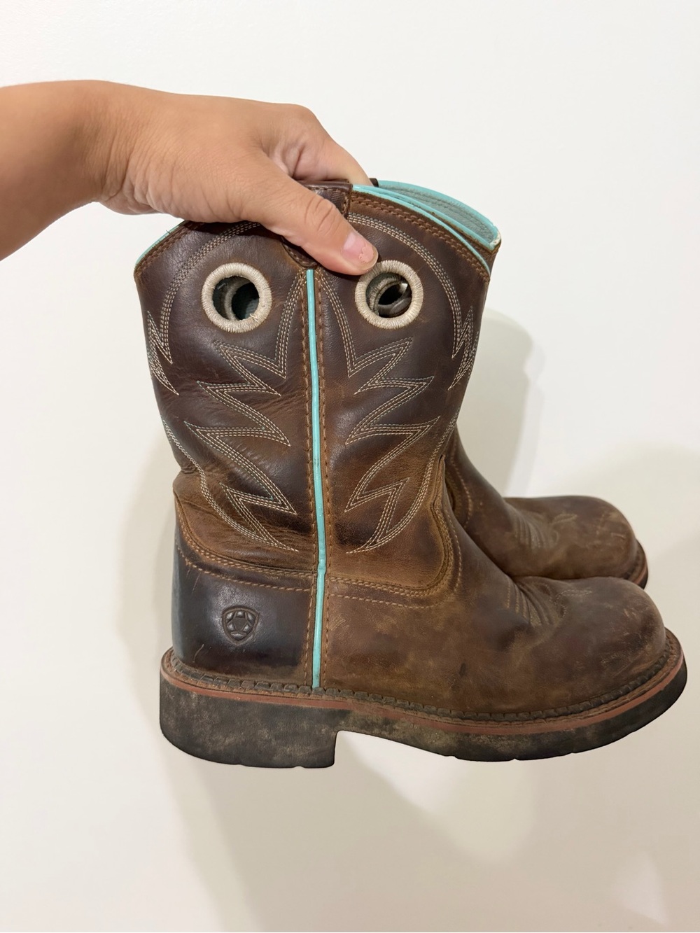 Ariat cowboy boots size 2 boy kid